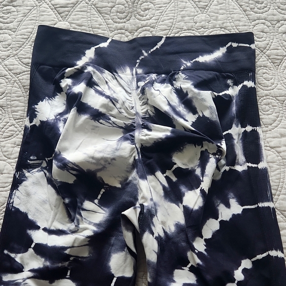 B&W Tie Dye Scrunch Butt Leggings 1X - Picture 3 of 5